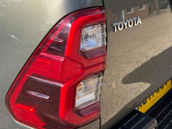 Toyota Hilux 2.8 D-4D Invincible X Auto 4WD Euro 6 (s/s) 4dr