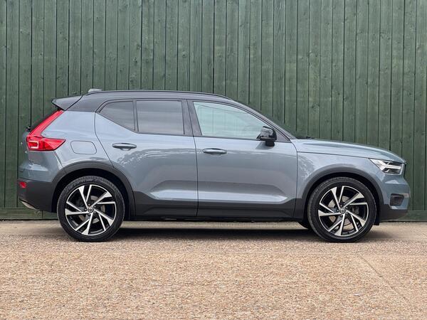 Volvo XC40 2.0 B4 MHEV R-Design Pro Auto Euro 6 (s/s) 5dr