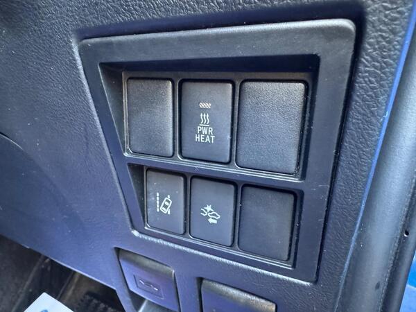 Toyota Hilux 2.4 D-4D Invincible Auto 4WD Euro 6 4dr (TSS, 3.5t)