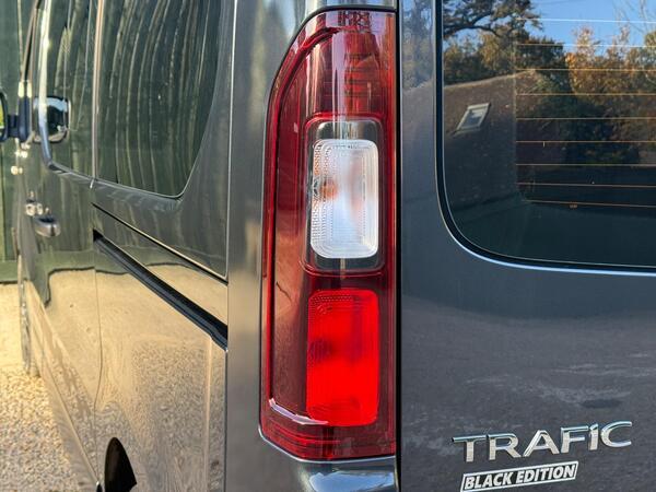 Renault Trafic 2.0 dCi ENERGY 28 Black Edition EDC SWB Standard Roof Euro 6 (s/s) 5dr