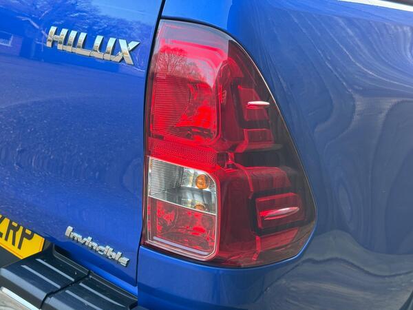 Toyota Hilux 2.4 D-4D Invincible Auto 4WD Euro 6 4dr (TSS, 3.5t)