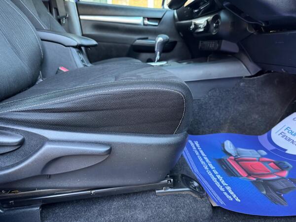 Toyota Hilux 2.4 D-4D Invincible Auto 4WD Euro 6 4dr (TSS, 3.5t)