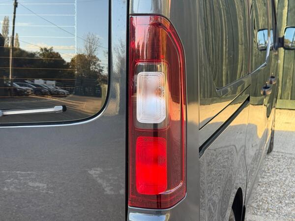 Renault Trafic 2.0 dCi ENERGY 28 Black Edition EDC SWB Standard Roof Euro 6 (s/s) 5dr