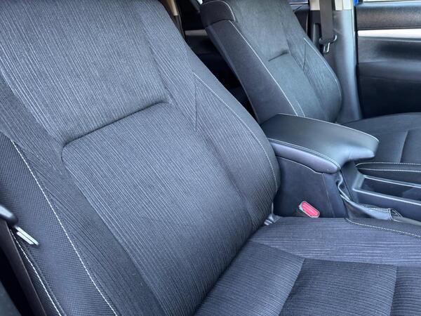 Toyota Hilux 2.4 D-4D Invincible Auto 4WD Euro 6 4dr (TSS, 3.5t)