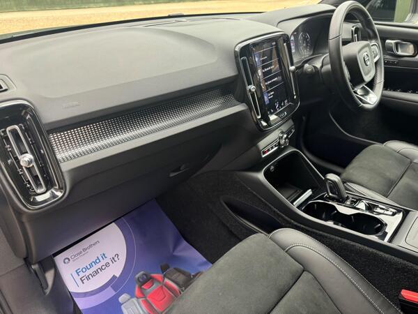 Volvo XC40 2.0 B4 MHEV R-Design Pro Auto Euro 6 (s/s) 5dr