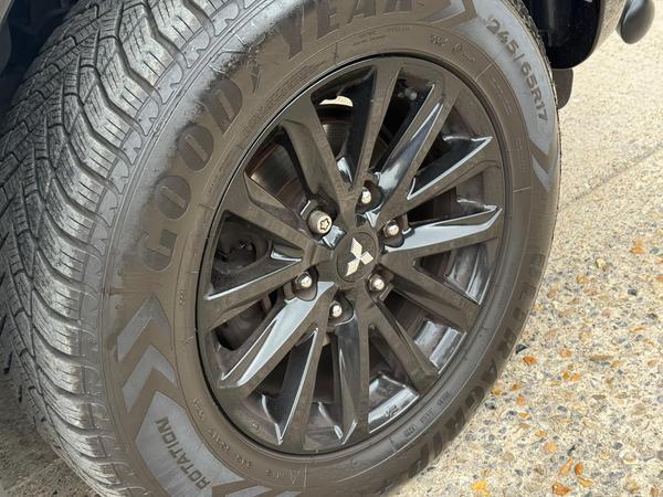 Mitsubishi L200 2.4 DI-D DC Barbarian Black Auto 4WD Euro 6 4dr (Roll Top)