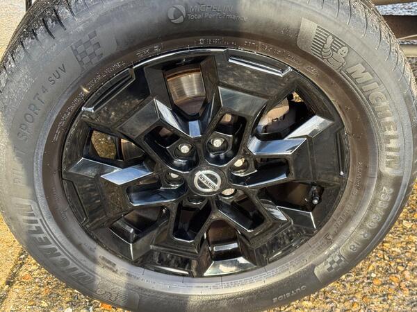 Nissan Navara 2.3 dCi N-Guard Auto 4WD Euro 6 4dr