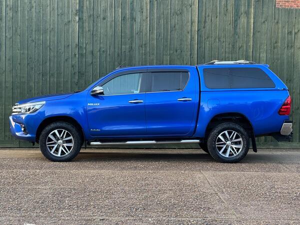 Toyota Hilux 2.4 D-4D Invincible Auto 4WD Euro 6 4dr (TSS, 3.5t)