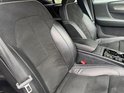 Volvo XC40 2.0 B4 MHEV R-Design Pro Auto Euro 6 (s/s) 5dr at 19th