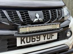 Mitsubishi L200 2.4 DI-D DC Barbarian Black Auto 4WD Euro 6 4dr (Roll Top) at 42th