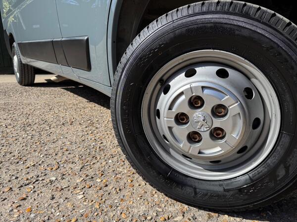 Peugeot Boxer 2.2 BlueHDi 335 Professional Premium + L2 H2 Euro 6 (s/s) 5dr