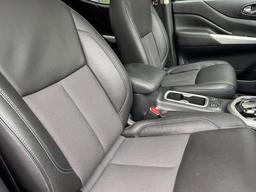 Nissan Navara 2.3 dCi N-Guard Auto 4WD Euro 6 4dr at 36th