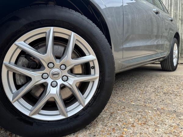 Volvo XC60 2.0 B5 MHEV Momentum Auto Euro 6 (s/s) 5dr