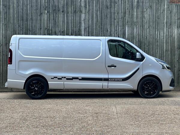 Renault Trafic 2.0 dCi ENERGY 30 Black Edition EDC LWB Standard Roof Euro 6 (s/s) 5dr