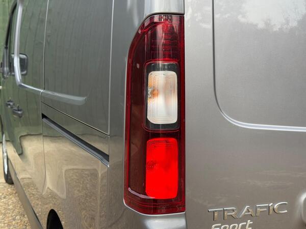 Renault Trafic 2.0 dCi ENERGY 28 Sport SWB Standard Roof Euro 6 (s/s) 5dr