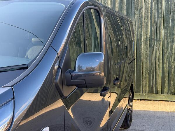 Renault Trafic 2.0 dCi ENERGY 28 Black Edition EDC SWB Standard Roof Euro 6 (s/s) 5dr