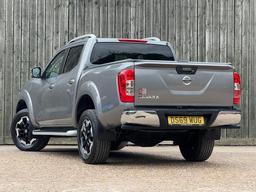 Nissan Navara 2.3 dCi Tekna Auto 4WD Euro 6 4dr at 13th