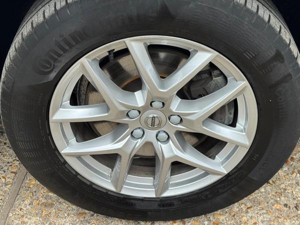 Volvo XC60 2.0 B5 MHEV Momentum Auto Euro 6 (s/s) 5dr