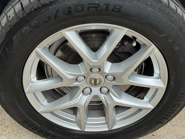 Volvo XC60 2.0 B5 MHEV Momentum Auto Euro 6 (s/s) 5dr