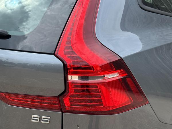 Volvo XC60 2.0 B5 MHEV Momentum Auto Euro 6 (s/s) 5dr