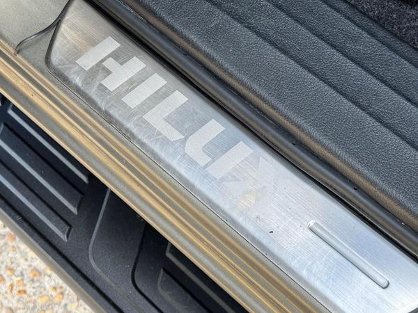 Toyota Hilux 2.8 D-4D Invincible X Auto 4WD Euro 6 (s/s) 4dr