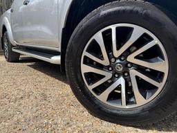 Nissan Navara 2.3 dCi Tekna Auto 4WD Euro 6 4dr at 36th
