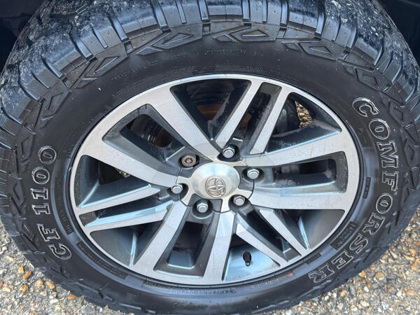 Toyota Hilux 2.4 D-4D Invincible Auto 4WD Euro 6 4dr (TSS, 3.5t)