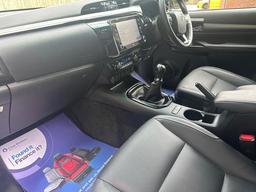 Toyota Hilux 2.8 D-4D Invincible X 4WD Euro 6 (s/s) 4dr at 25th