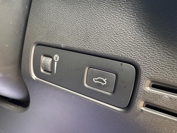 Volvo XC40 2.0 B4 MHEV R-Design Pro Auto Euro 6 (s/s) 5dr