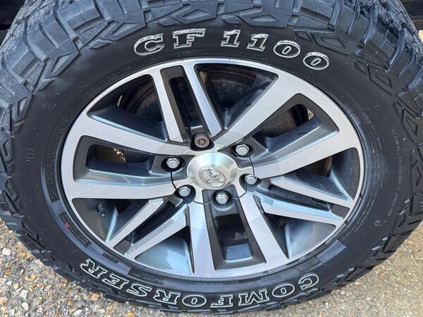 Toyota Hilux 2.4 D-4D Invincible Auto 4WD Euro 6 4dr (TSS, 3.5t)