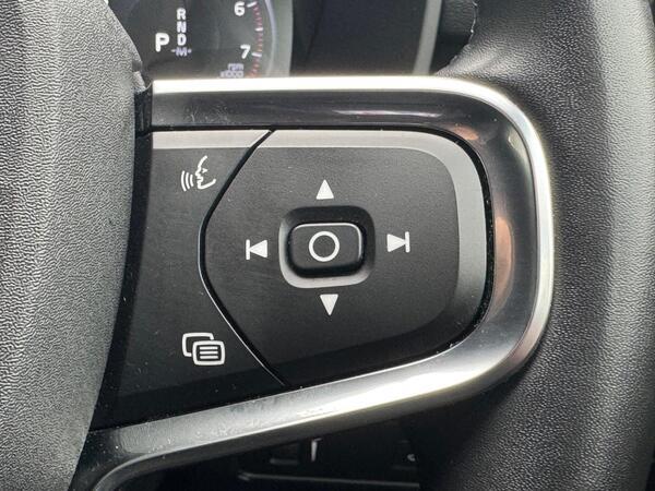 Volvo XC40 2.0 B4 MHEV R-Design Pro Auto Euro 6 (s/s) 5dr