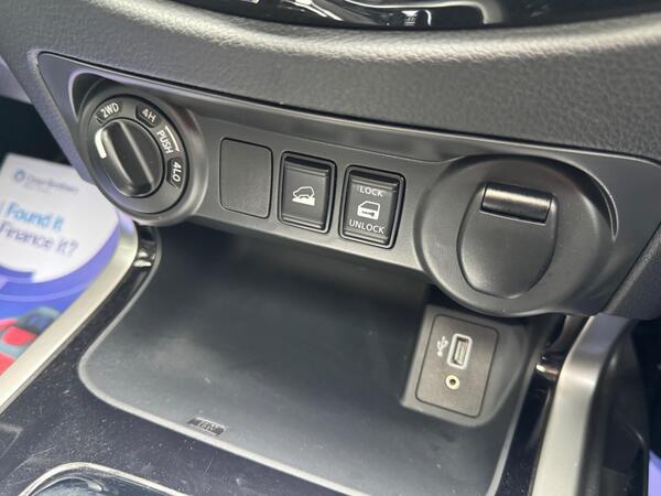 Nissan Navara 2.3 dCi N-Guard Auto 4WD Euro 6 4dr