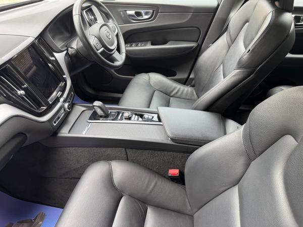 Volvo XC60 2.0 B5 MHEV Momentum Auto Euro 6 (s/s) 5dr