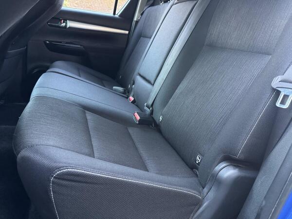 Toyota Hilux 2.4 D-4D Invincible Auto 4WD Euro 6 4dr (TSS, 3.5t)