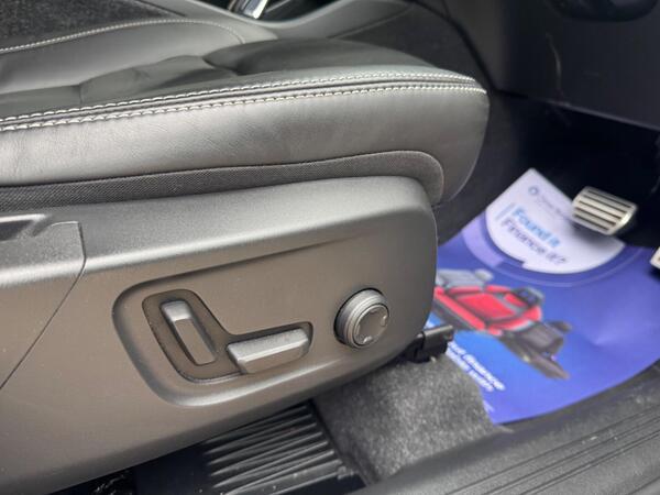 Volvo XC40 2.0 B4 MHEV R-Design Pro Auto Euro 6 (s/s) 5dr