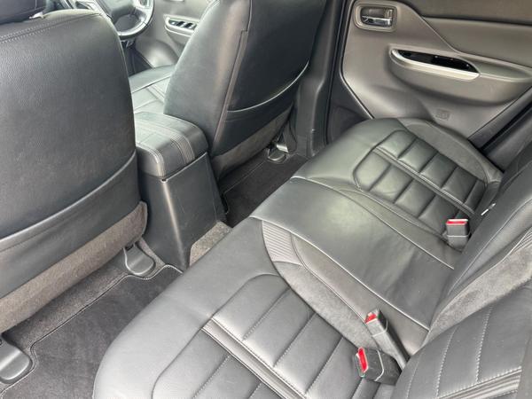 Mitsubishi L200 2.4 DI-D DC Barbarian Black Auto 4WD Euro 6 4dr (Roll Top)