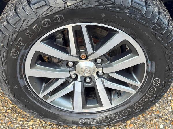 Toyota Hilux 2.4 D-4D Invincible Auto 4WD Euro 6 4dr (TSS, 3.5t)