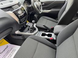 Nissan Navara 2.3 dCi Acenta 4WD Euro 6 (s/s) 4dr at 9th