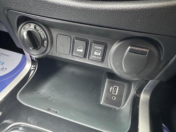 Nissan Navara 2.3 dCi Tekna Auto 4WD Euro 6 4dr