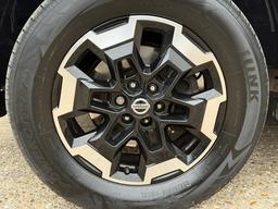 Nissan Navara 2.3 dCi Tekna Auto 4WD Euro 6 4dr at 35th