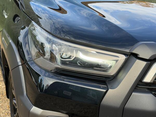 Toyota Hilux 2.8 D-4D Invincible X Auto 4WD Euro 6 (s/s) 4dr