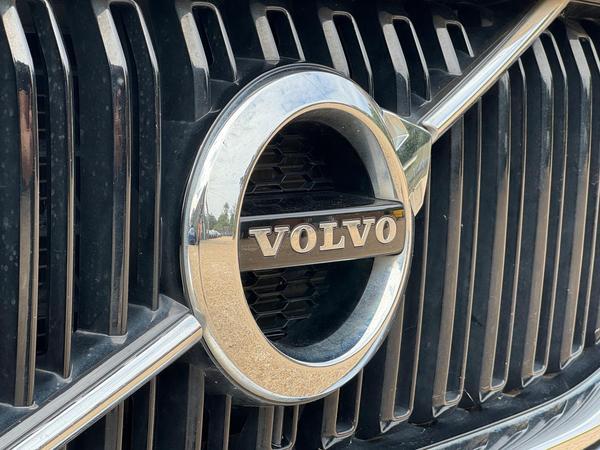 Volvo XC60 2.0 B5 MHEV Momentum Auto Euro 6 (s/s) 5dr