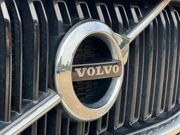Volvo XC60 2.0 B5 MHEV Momentum Auto Euro 6 (s/s) 5dr at 35th