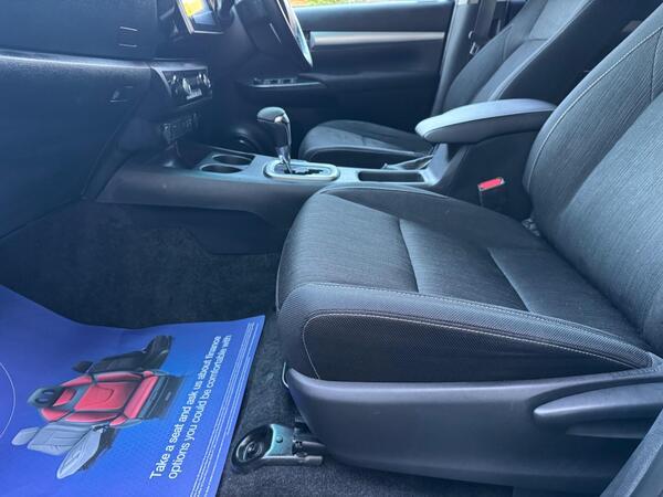 Toyota Hilux 2.4 D-4D Invincible Auto 4WD Euro 6 4dr (TSS, 3.5t)