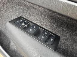 Volvo XC40 2.0 B4 MHEV R-Design Pro Auto Euro 6 (s/s) 5dr at 28th