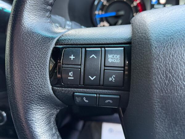 Toyota Hilux 2.8 D-4D Invincible X Auto 4WD Euro 6 (s/s) 4dr