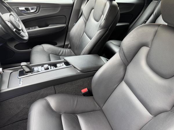 Volvo XC60 2.0 B5 MHEV Momentum Auto Euro 6 (s/s) 5dr