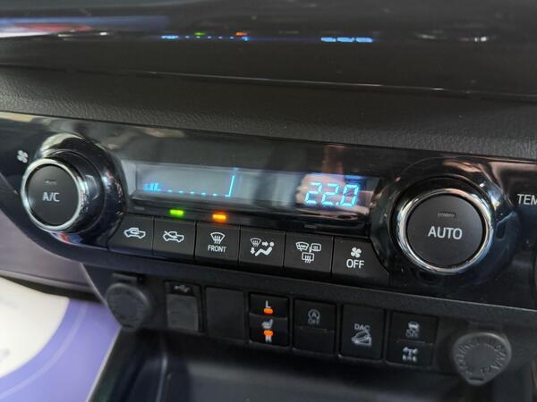 Toyota Hilux 2.8 D-4D Invincible X Auto 4WD Euro 6 (s/s) 4dr