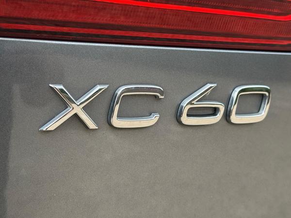 Volvo XC60 2.0 B5 MHEV Momentum Auto Euro 6 (s/s) 5dr
