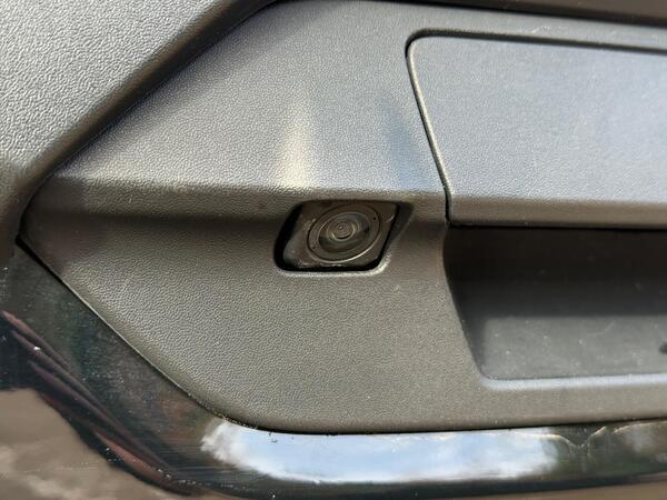 Toyota Hilux 2.8 D-4D Invincible X Auto 4WD Euro 6 (s/s) 4dr